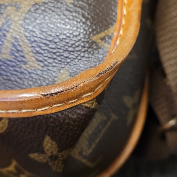 Authentic Louis Vuitton Crossbody Messenger Bag (Bosphore) - Picture 4 of 12